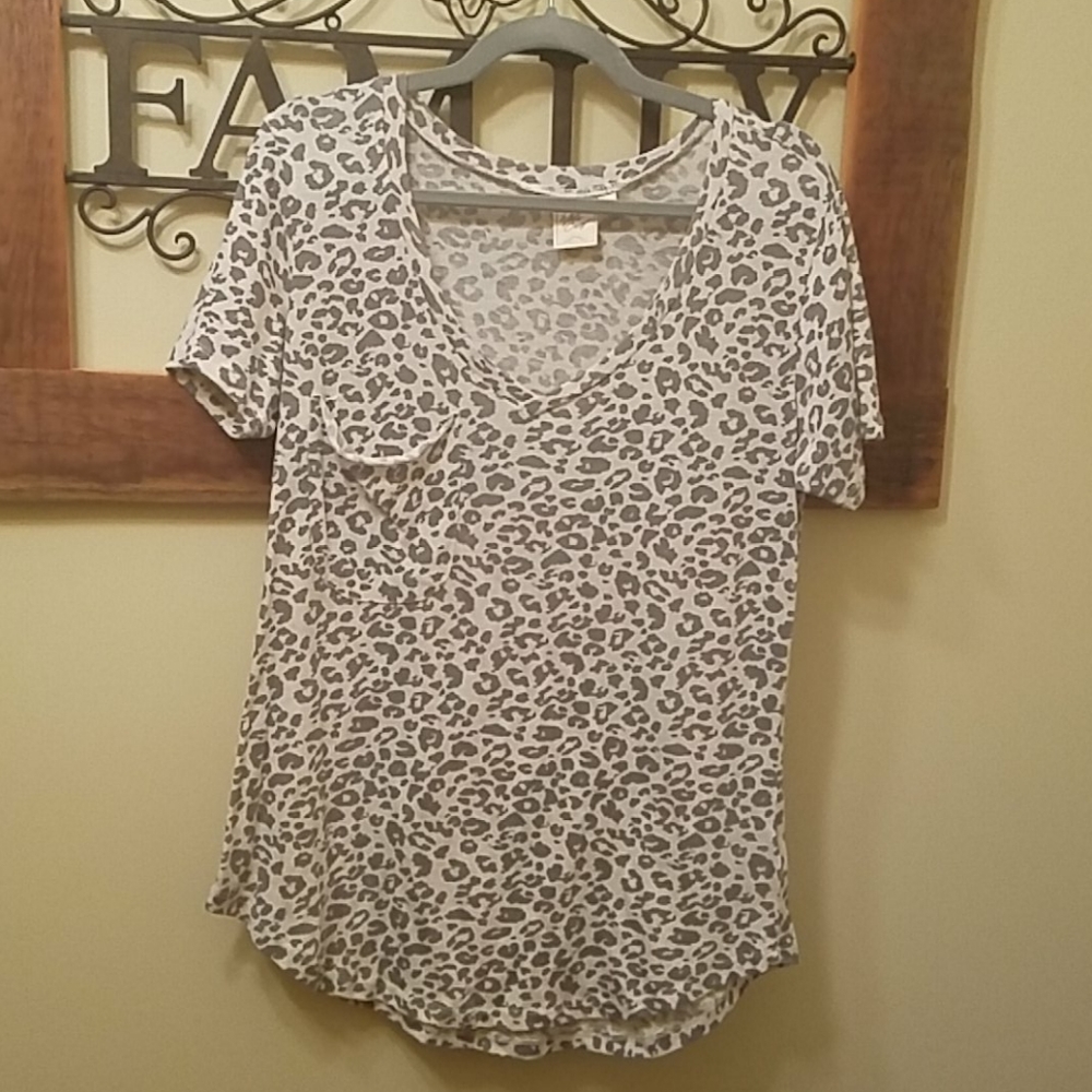 COPY - Gray leopard print pocket tee